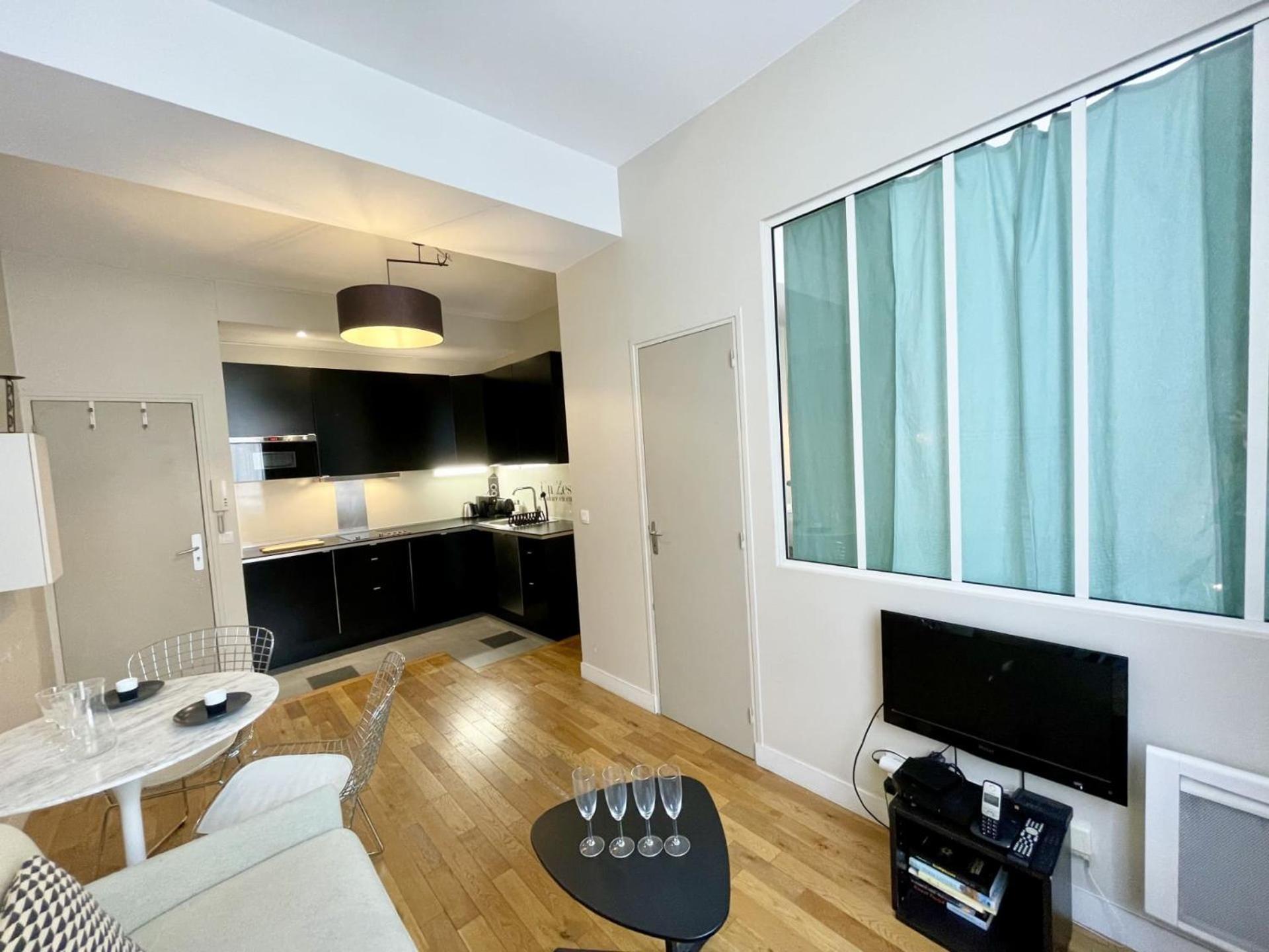 Parisian L Bellan Apartment *